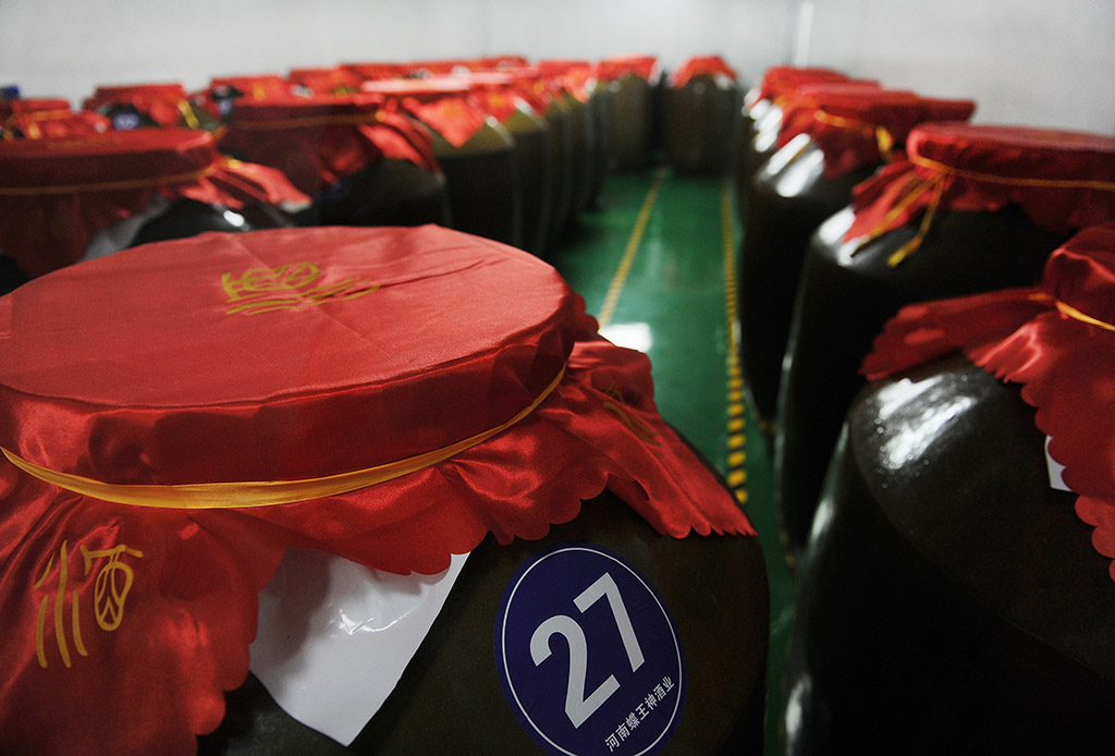 等待灌装的酒坛.jpg